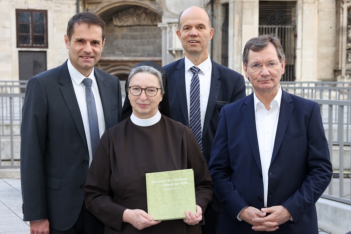 'Gesichter des Glaubens - Hände der Hilfe': Das Buch der Ordensspitäler Österreichs bietet einen Blick in die Vergangenheit und ins Heute. v.l.n.r.: Michael Heinisch, Sr. Barbara Lehner, Christian Lagger, Adolf Inzinger.