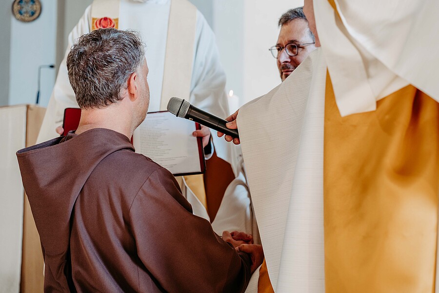 Br. Michael Masseo Maldacker legte am 21. September 2024 in der Salzburger Andräkirche seine Ewige Profess in die Hände des Provinzials Br. Helmut Rakowski ab.