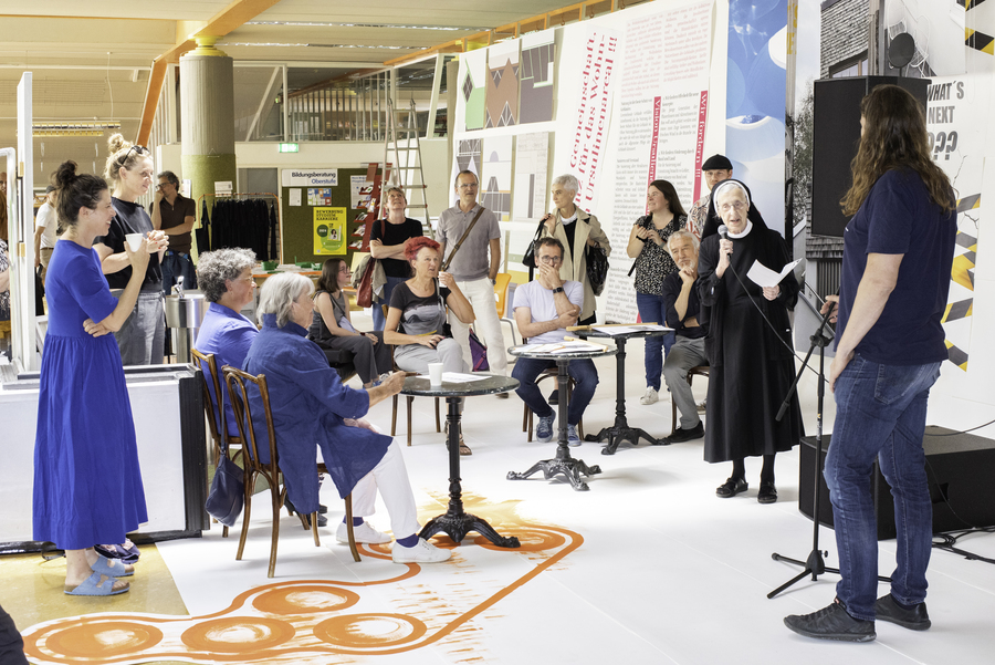 Sr. Hildegard Wolf, Oberin der Ursulinen Innsbruck, stand den Gästen für ein Gespräch zur Verfügung. Der Ansatz, den berühmten Architekten Josef Lackner für eine Schule zu beauftragen, war in den 70er-Jahren wohl eine sehr innovative Idee der Ordensf