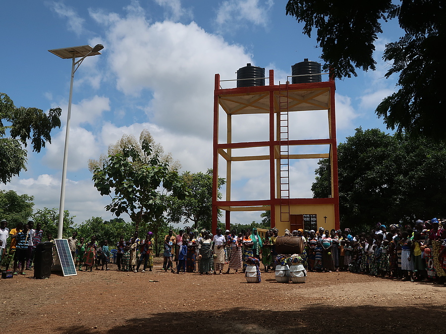 In Togo wurde 2024 ein besonders innovatives Projekt umgesetzt: Die neue Wasserversorgungsanlage im Dorf Tchirkpambou ersetzt den alten Brunnen und ermöglicht allen Bewohnern den Zugang zu sauberem Trinkwasser.                     