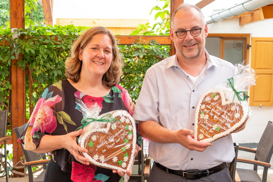 Den Scheidenden und Neuen wurde viel Wertschätzung entgegengebracht. Marlies Prettenthaler-Heckel und P. Sascha Heinze bekamen bei der Agape beispielsweise Lebkuchenherzen überreicht. / Haus der Stille Den Scheidenden und Neuen wurde viel Wertschätzung entgegengebracht. Marlies Prettenthaler-Heckel und P. Sascha Heinze bekamen bei der Agape beispielsweise Lebkuchenherzen überreicht.