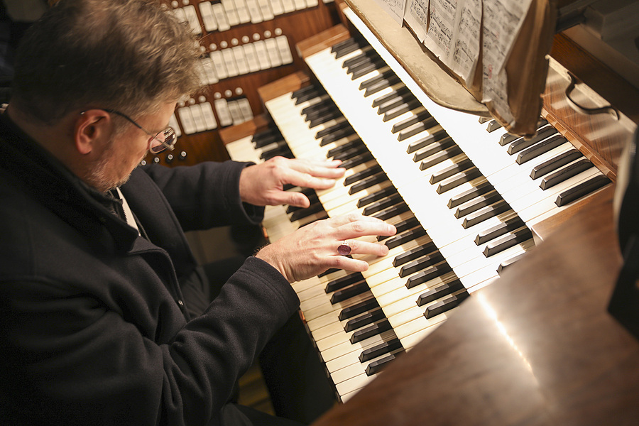 An der Wirkstätte von Anton Bruckner gab Propst Klaus Sonnleitner den Medienschaffenden eine Darbietung an der Bruckner-Orgel des Barockstiftes.