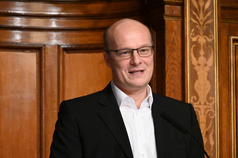 Der Wiener Medien- und Sozialethiker Prof. Alexander Filipović widmete sich auf der Schultagung ethischen Fragestellungen zu KI. / Kathpress/Henning Klingen Der Wiener Medien- und Sozialethiker Prof. Alexander Filipović widmete sich auf der Schultagung ethischen Fragestellungen zu KI.