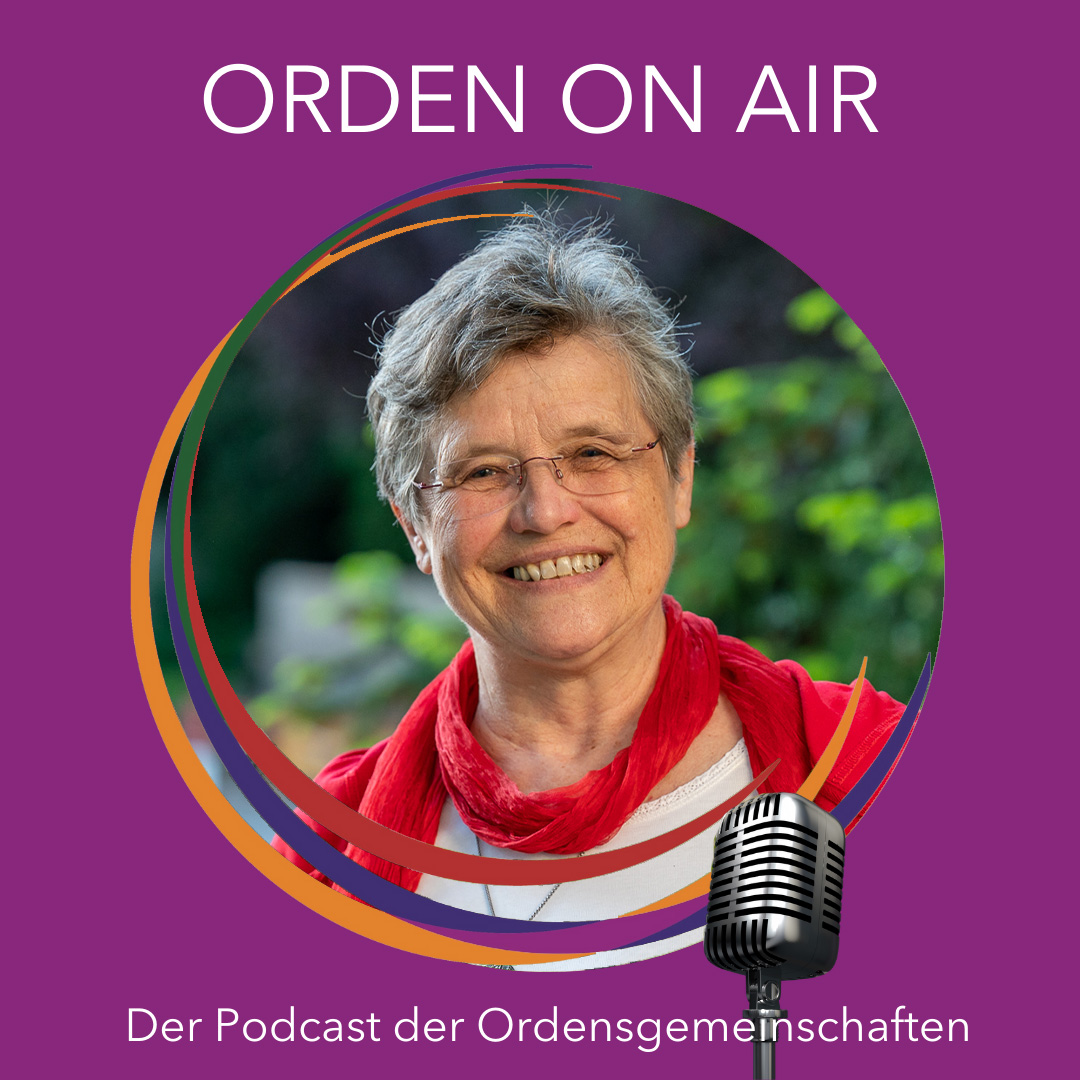 Sr. Maria Schlackl / privat Sr. Maria Schlackl mit rotem Tuch und lächelnd