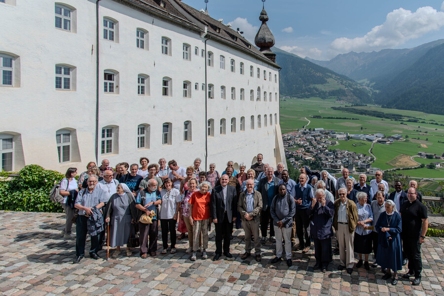 Mehr als 60 Ordensleute, Priester, Laienmissionare und Interessierte trafen sich am 22. August 2024 im Südtiroler Kloster Marienberg zum Missionaretreffen.
