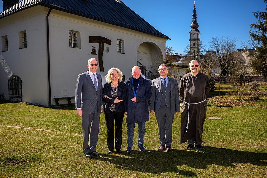 Christian Sonnweber (Akademikerhilfe), Ada Pellert (Universität Klagenfurt), Klaus Görtz (Kapuziner Delegation Wien), Bernhard Tschrepitsch (Akademikerhilfe) und Br. Marek Krol (Kapuziner Delegation Wien) (v.l.) freuen sich über das neue Projekt.