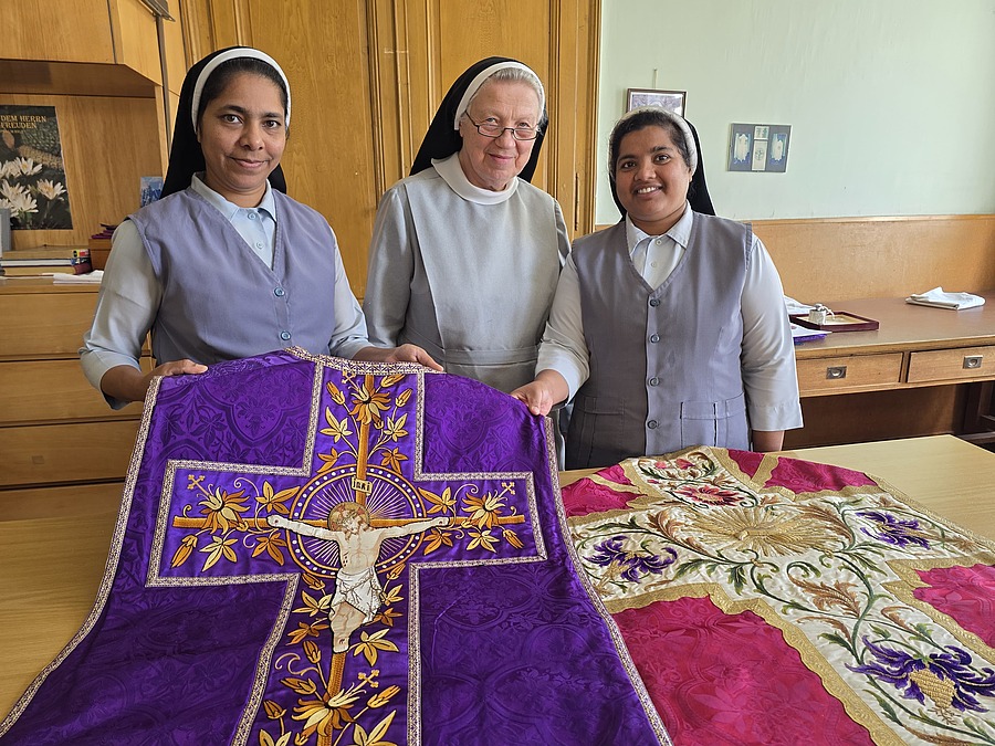 Die von den Franziskanerinnen betreute Paramentenstelle in St. Pölten wurde Ende Juli 2025 geschlossen. Sr. Bernadette Hofer, Sr. Prameela Rodrigues und Sr. Vanitha Mauris waren die letzten drei dort tätigen Ordensfrauen.