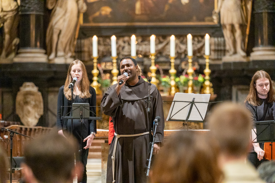 Der Franziskaner P. Manuel Sandesh gibt im Rahmen der „Langen Nacht der Kirchen“ sowohl in der Franziskanerkirche als auch im Stephansdom Konzerte.