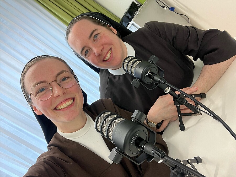 Die Ordensgemeinschaften Österreich haben seit März 2022 den Podcast „Orden on air“. Auch Sr. Mirjam Schwaiger und Sr. Helena Fürst waren dabei schon zu Gast.