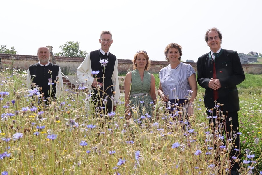 Prior Martin Höfler, Abt Philipp Helm, Christine Podlipnig vom Verein Blühen&Summen, Landesrätin Ursula Lackner und Schirmherr Hans Roth (v.l.) freuen sich auf den neuen Stiftsgarten. / Blühen & Summen Prior Martin Höfler, Abt Philipp Helm, Christine Podlipnig vom Verein Blühen&Summen, Landesrätin Ursula Lackner und Schirmherr Hans Roth (v.l.) freuen sich auf den neuen Stiftsgarten.
