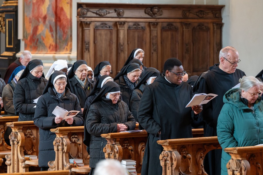 Mehr als 100 Ordensleute feierten in der Stiftskirche Wilten eine Vesper anlässlich des Tages des geweihten Lebens. / Stift Wilten/Sigl Mehr als 100 Ordensleute feierten in der Stiftskirche Wilten eine Vesper anlässlich des Tages des geweihten Lebens.