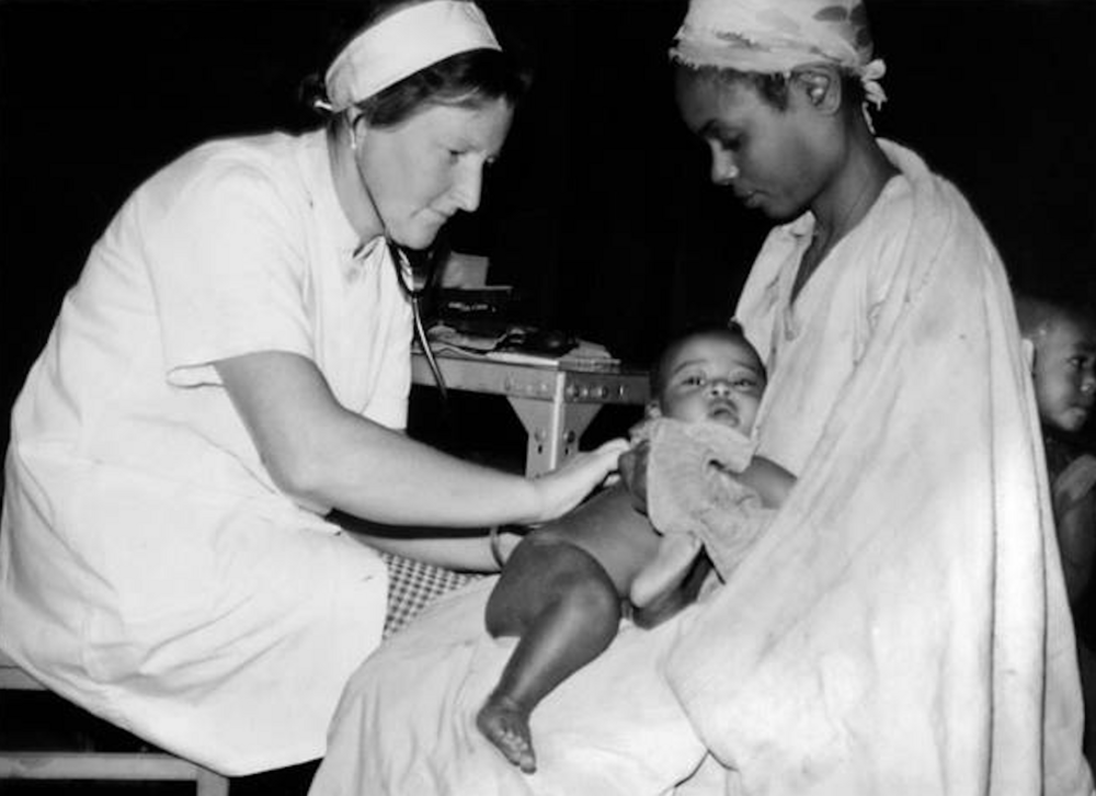 Sr. Erna Stocker-Waldhuber beim Abhören eines kranken Kindes im Spital Attat. / MMS/FAD Sr. Erna Stocker-Waldhuber beim Abhören eines kranken Kindes im Spital Attat.