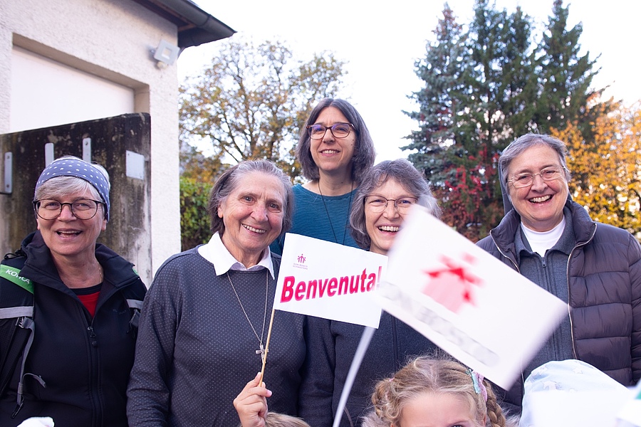 Hießen Madre Chiara Cazzuola (rechts) herzlich willkommen: Die Don Bosco Schwestern in Stams.