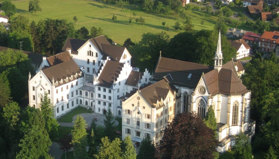Kern des Gebäudekomplexes von Riedenburg in Bregenz mit zentralem Schlösschen, flankierenden Gebäuden und neugotischer Kirche. Die letzten Ordensschwestern lebten im vordersten Gebäude an das rechts die Kirche anschließt. Dort befand sich im Erdgesch / Schulen Riedenburg