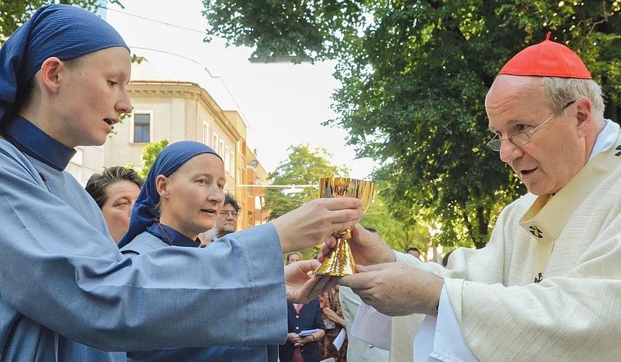 Das Kloster der Kleinen Schwestern vom Lamm in Wien segnete Kardinal Schönborn 2012 (Archivbild). Bald wird er bei der kleinen Ordensgemeinschaft seinen Wohnsitz nehmen.