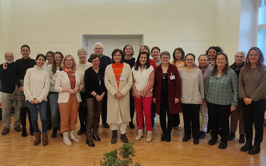 Am 11. Jänner 2025 schlossen zwei Gruppen den Einführungskurs für Lebens-, Sterbe- und Trauerbegleitung im Kardinal König Haus in Wien ab. Hier zu sehen: Eine Gruppe mit ihren Begleiterinnen Monika Aschauer und Sr. Karin Weiler.