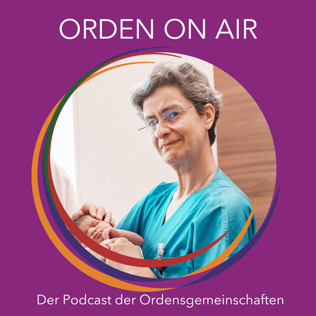 Sr. Barbara Brunner mit neugeborenen Baby am Arm