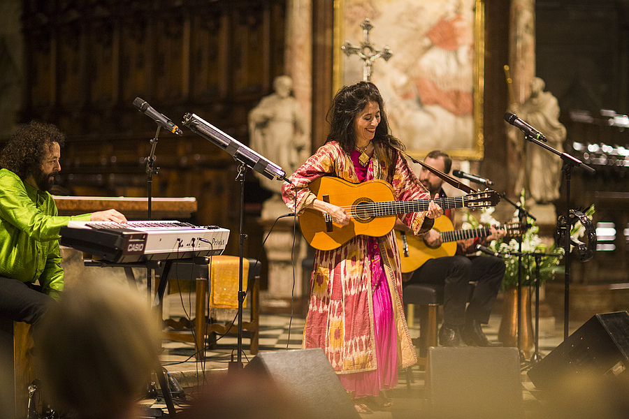Timna Brauer liest in der Kirche St. Johann der Evangelist aus den Memoiren ihres Vaters Arik Brauer.