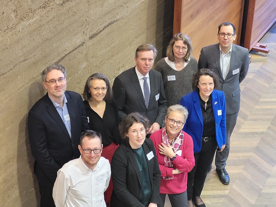 Die Referent:innen und Organisator:innen des Studientags: Leonhard Baumgartl, Iris Fichtinger, Monika Dachs, Eva Neumayr (vorne, v.l.), Lukas Winder, Karin Mayer, Christoph Bazil, Susanne Barabas und Johannes Leitner (hinten, v.l.).