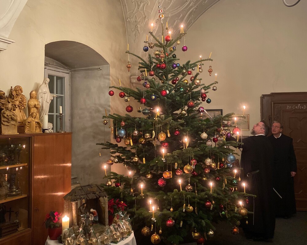Kerzen des Christbaumes werden angezündet / Stift Altenburg Kerzen des Christbaumes werden angezündet