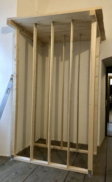 Depotkonstruktion für großformatige Kreuzwegstationen mit begehbarem Gang an der Rückseite. Karmelitenkonvent Linz / Foto: Barabas
