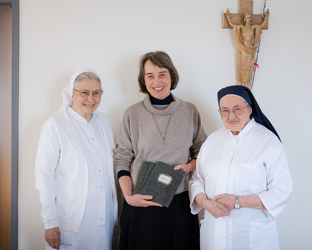 Sr. Rita Josefa Raich, Sr. Anna Damals (mitte) und Sr. Maria Theresia Puchinger haben die Chroniken aufgearbeitet und digitalisiert.