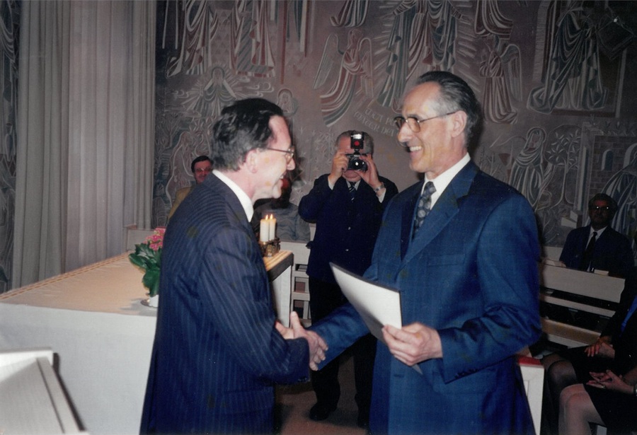 2001 bekam Herbert Dreiling SM (rechts) den Titel eines „Geistlichen Rates“ verliehen. Bischofsvikar P. Alois Kraxner überreichte ihm die Urkunde. / privat 2001 bekam Herbert Dreiling SM (rechts) den Titel eines „Geistlichen Rates“ verliehen. Bischofsvikar P. Alois Kraxner überreichte ihm die Urkunde.