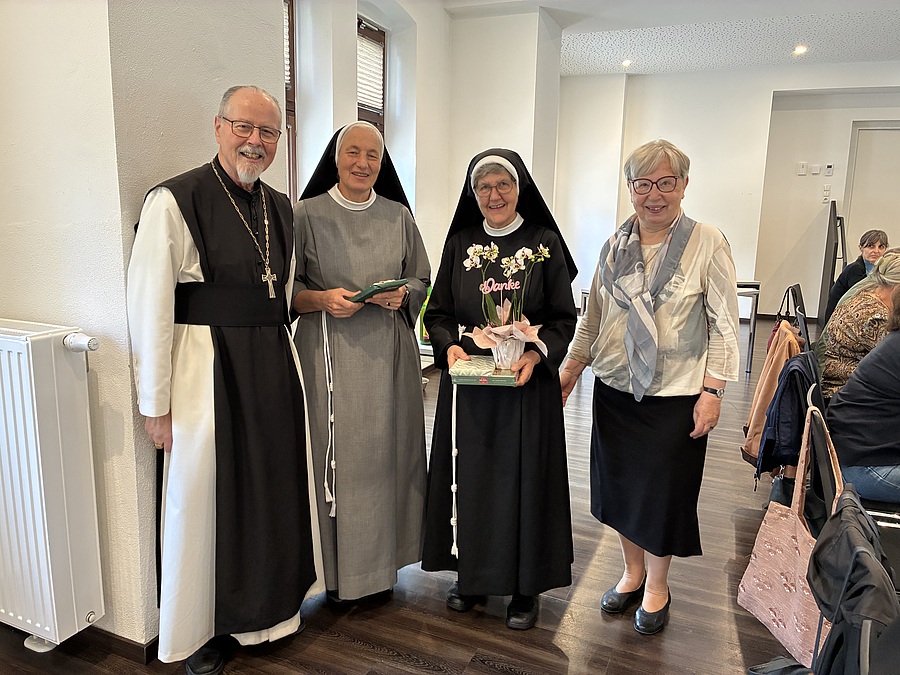 Sr. Judit Nötstaller und Abt German Erd hießen die neue Provinzoberin der Tertiarschwestern des hl. Franziskus, Sr. Notburga Maringele (2.v.l.), willkommen und verabschiedeten Sr. Gertrud Schernthanner (3.v.l.).