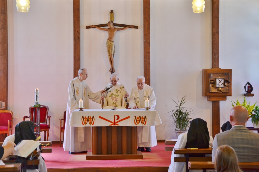 P. Josef Pichler, Hans Hollerweger und Pfarrer Josef Hörleinsberger (v.l.) standen dem Dankgottesdienst in der Kapelle des Seniorenheimes St. Teresa in Bad Mühllacken vor.
