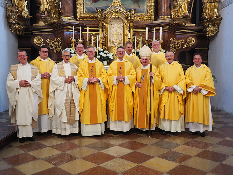 Abt Lukas Dikany, Bischof Manfred Scheuer und Abt em. Martin Felhofer sowie die Konzelebranten freuten sich mit Neupriester Ewald Nathanael Donhoffer.