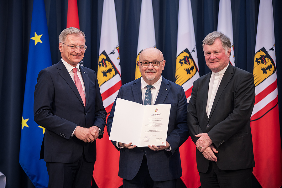 Br. Günter Mayer wurde mit dem Eduard-Ploier-Preis ausgezeichnet. Landeshauptmann Thomas Stelzer und Diözesanbischof Manfred Scheuer überreichten ihm den Preis. / Land OÖ/Max Mayrhofer Br. Günter Mayer wurde mit dem Eduard-Ploier-Preis ausgezeichnet. Landeshauptmann Thomas Stelzer und Diözesanbischof Manfred Scheuer überreichten ihm den Preis.