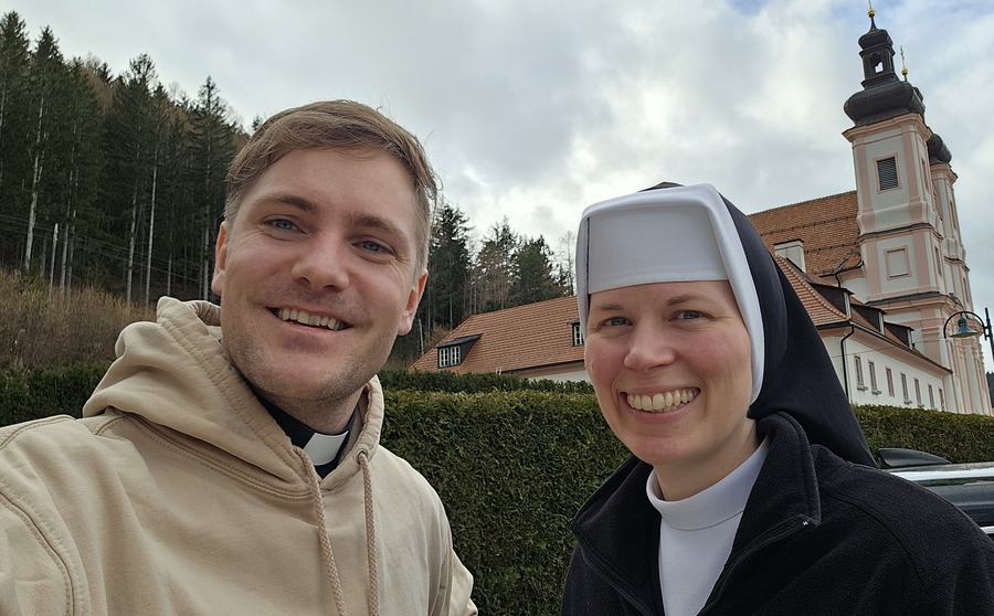 Projekt-Initiator Rupert Santner mit Sr. Pauline Jacobi. / Gott ruft Projekt-Initiator Rupert Santner mit Sr. Pauline Jacobi.