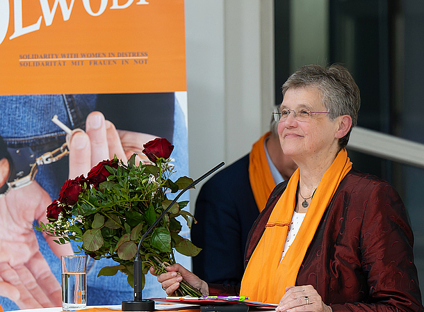 „Der Kauf von Sex fördert den Frauenhandel, während die stummen Schreie der Betroffenen ungehört verhallen“, sagte Sr. Maria Schlackl in ihren Begrüßungsworten der Veranstaltung „Sexkauf fördert Frauenhandel“ am 18. Oktober 2024 in Linz.