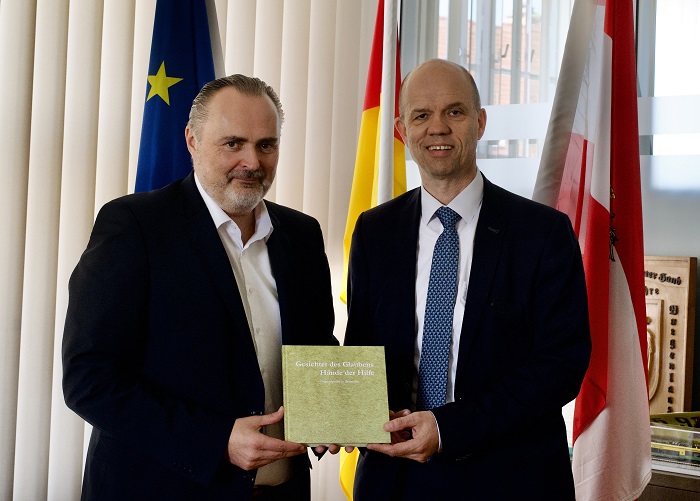 Christian Lagger, Vorsitzender der ARGE der Ordensspitäler Österreichs, überreichte Landeshauptmann Hans Peter Doskozil die Publikation der 23 Ordensspitäler Österreichs 'Gesichter des Glaubens - Hände der Hilfe'.