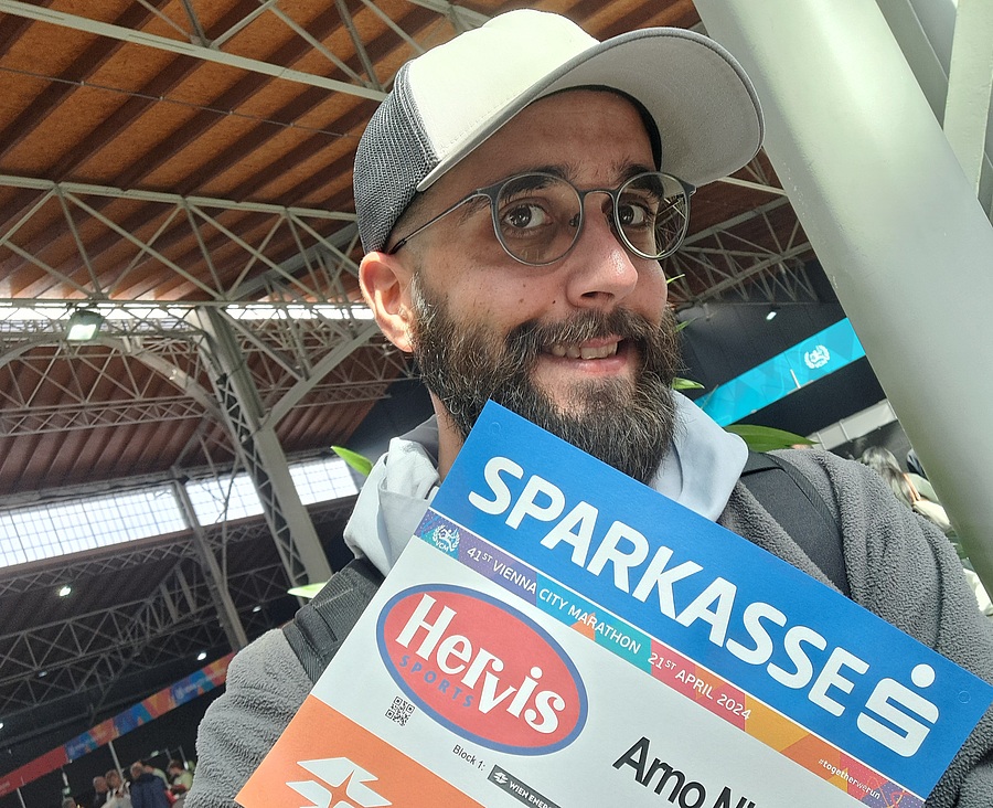 P. Benedict-Charbel mit seiner Startnummer für den Vienna City Marathon 2024. / privat P. Benedict-Charbel mit seiner Startnummer für den Vienna City Marathon 2024.