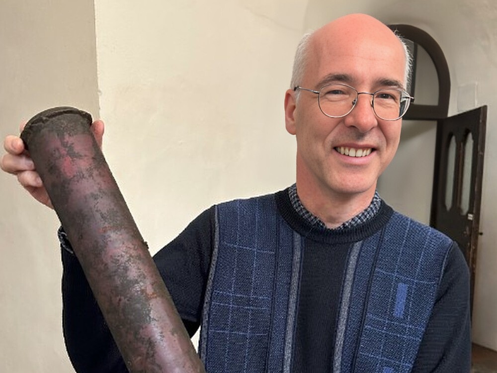 P. Bruno Niederbacher SJ mit der Zeitkapsel