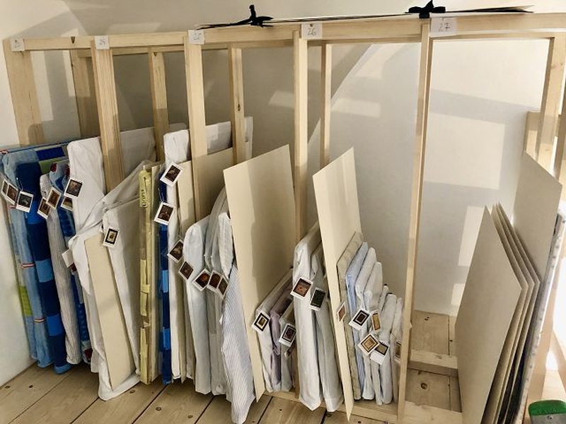 Fächer im Obergeschoß des Gemäldedepots für kleine Formate, mit dem Einsatz von säurefreien Zwischenkartons. Karmelitenkonvent Linz / Foto: Barabas