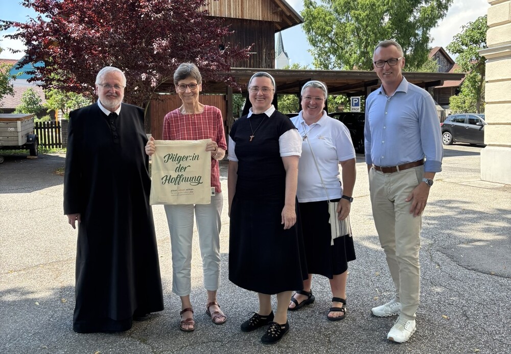 „Reiseleiter“ P. Siegfried Stattmann, Sr. Christine Rod und Peter Bohynik zu Besuch bei den Slowenischen Franziskanerinnen in St. Jakob im Rosental.