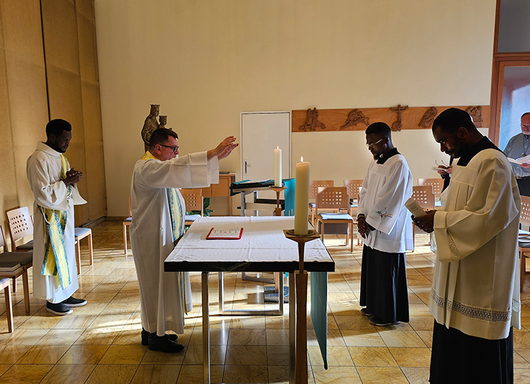In einem feierlichen Akt und einer Vesper erneuerten die jungen Salesianer ihre zeitliche Profess.