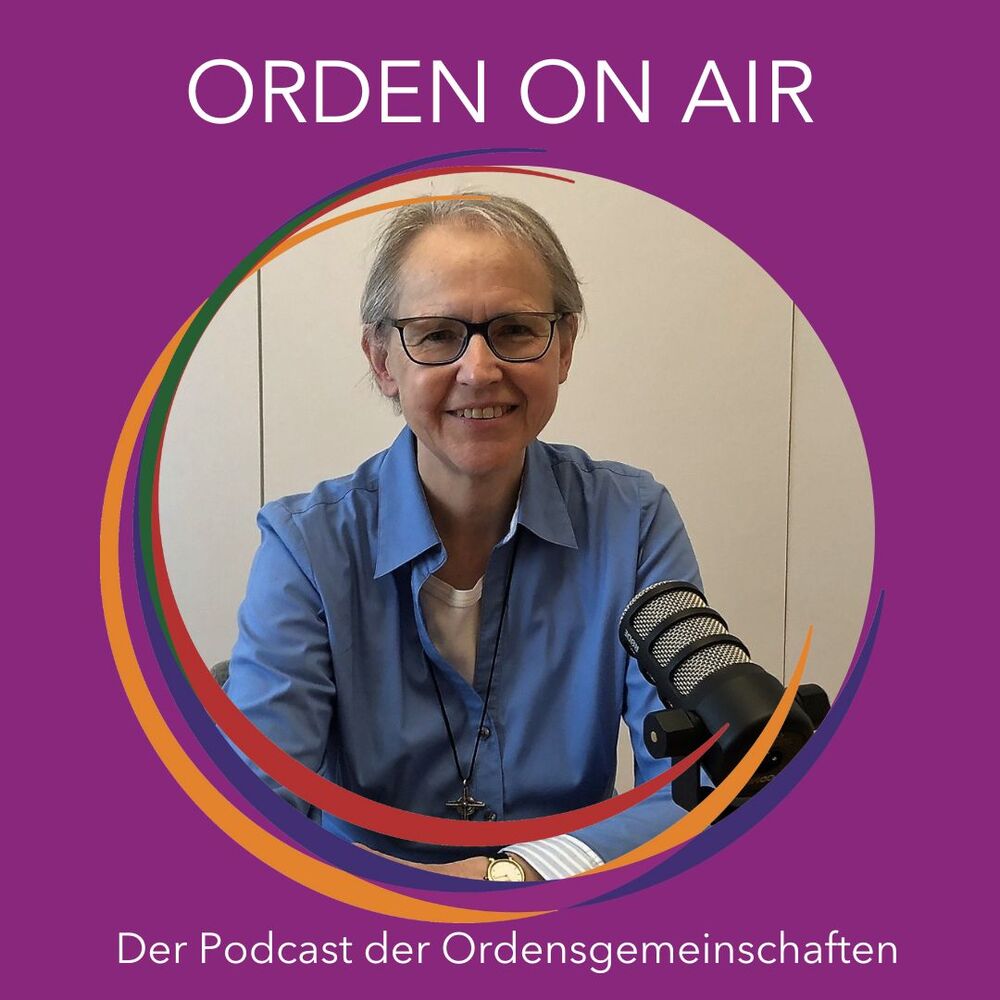Sr. Anneliese Herzig im blauer Bluse vor dem Mikrofon