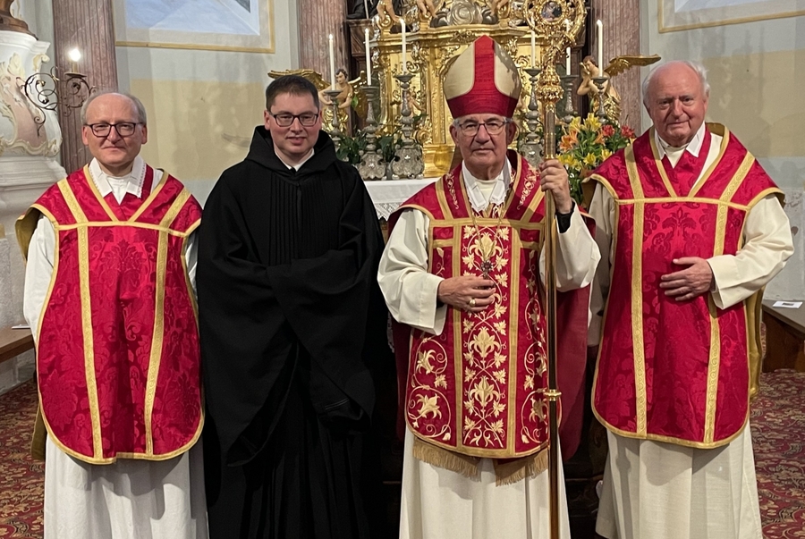 Frater Konrad Holzinger (2.v.l.) legte am 18. August 2024 seine Ewige Profess ab. Prior P. Maximilian Bergmayr, Abt Ambros Ebhart und Subprior P. Ernst Bamminer (v.l.) freuten sich mit ihm. / P. Josef Stelzer Frater Konrad Holzinger (2.v.l.) legte am 18. August 2024 seine Ewige Profess ab. Prior P. Maximilian Bergmayr, Abt Ambros Ebhart und Subprior P. Ernst Bamminer (v.l.) freuten sich mit ihm.