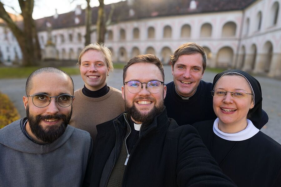 Das Team von „Gott ruft“ (v.l.): Br. Benedict-Charbel Telesklav, Marietheres Dietzschold-Bojakovsky, Leonard Skorczyk, Rupert Santner, Sr. Nathanaela Gmoser.