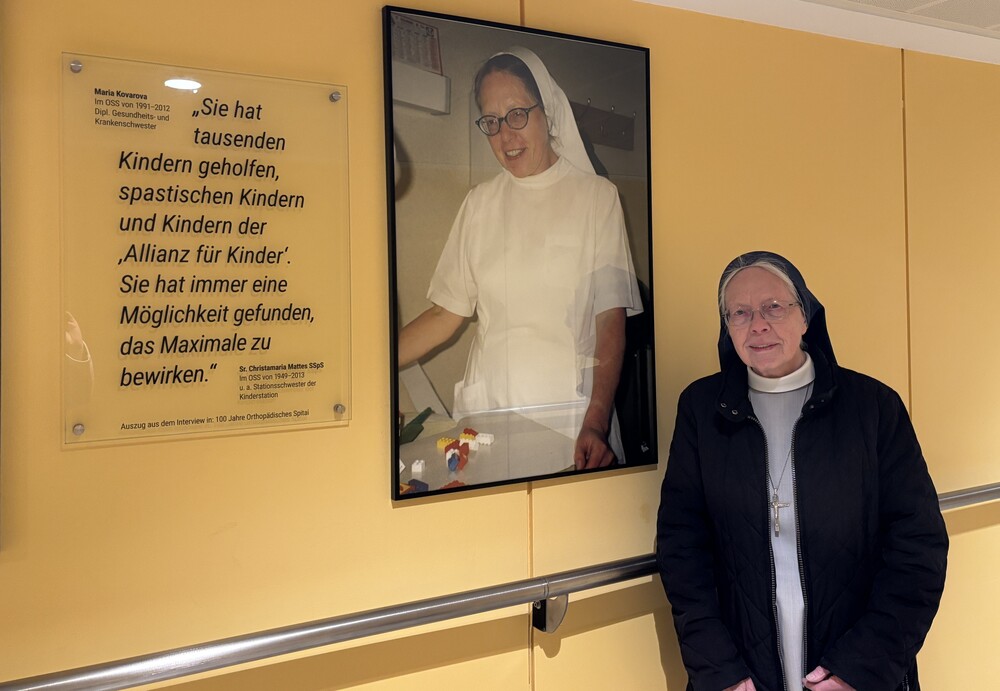 Sr. Christamaria Mattes neben einem Bild das sie als junge Krankenschwester zeigt
