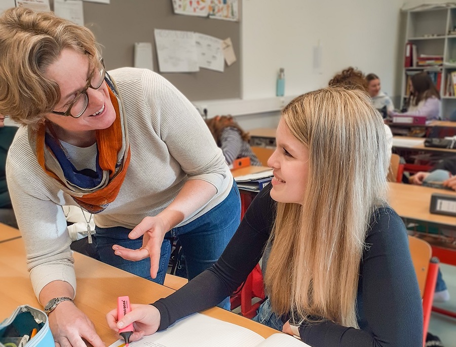 Sr. Elisabeth Siegl mit einer Schülerin beim Religionsunterricht an den Don Bosco Schulen Vöcklabruck.