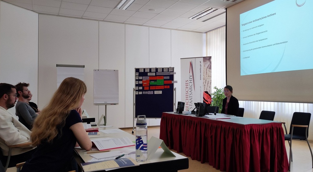 Iris Fichtinger berichtete über ihre Erfahrungen aus ihrer Tätigkeit als Archivarin bei der Österreichischen Ordenskonferenz.
