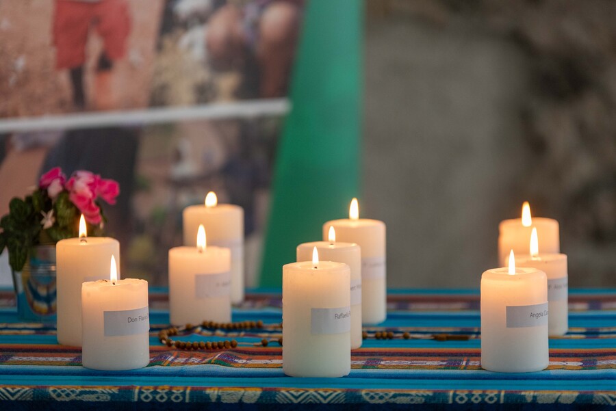 Jedes Jahr wird beim Missionaretreffen der verstorbenen Missionare, Schwestern und Laien gedacht. 2024 wurde für alle Verstorbenen eine Kerze angezündet. / Diözese Bozen-Brixen/Thomas Ohnewein Jedes Jahr wird beim Missionaretreffen der verstorbenen Missionare, Schwestern und Laien gedacht. 2024 wurde für alle Verstorbenen eine Kerze angezündet.