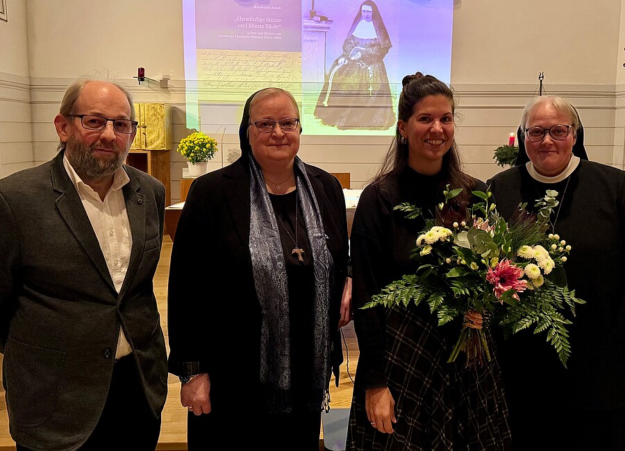 Bernhard Kagerer (Layout, Textaufbereitung; Edition R3), Generaloberin Sr. Angelika Garstenauer, Autorin Magdalena Egger und Projektkoordinatorin Sr. Johanna Pobitzer (v.l.) bei der Präsentation der Biografie. / Franziskanerinnen von Vöcklabruck Bernhard Kagerer (Layout, Textaufbereitung; Edition R3), Generaloberin Sr. Angelika Garstenauer, Autorin Magdalena Egger und Projektkoordinatorin Sr. Johanna Pobitzer (v.l.) bei der Präsentation der Biografie.