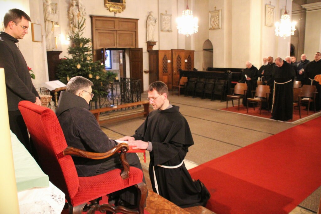 Kustos P. Bernhard Lang legt vor dem Generalminister Br. Carlos Trovarelli seinen Eid ab. 
