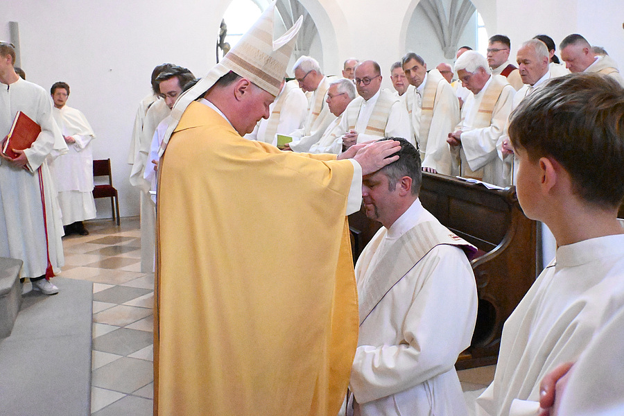 H. Ewald Nathanael Donhoffer wurde am 6. Juni 2025 vom Linzer Diözesanbischof Manfred Scheuer im Stift Schlägl zum Priester geweiht.