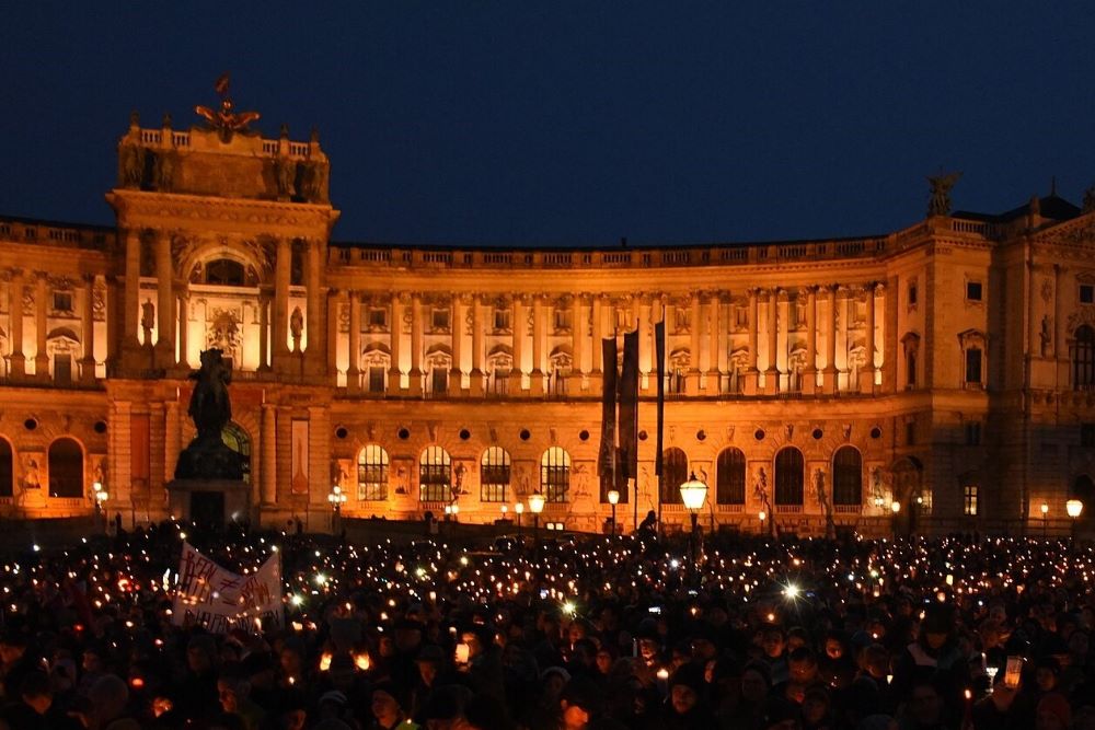 Lichtermeer vor dem Heldenplatz / Christian Michelides, CC BY-SA 4.0 via Wikimedia Commons Lichtermeer vor dem Heldenplatz